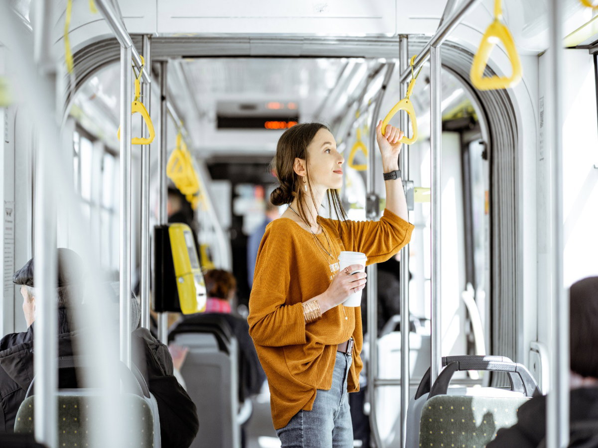 Czy za jedzenie i picie w tramwaju grozi ci kara? Odpowiedź nie jest oczywista