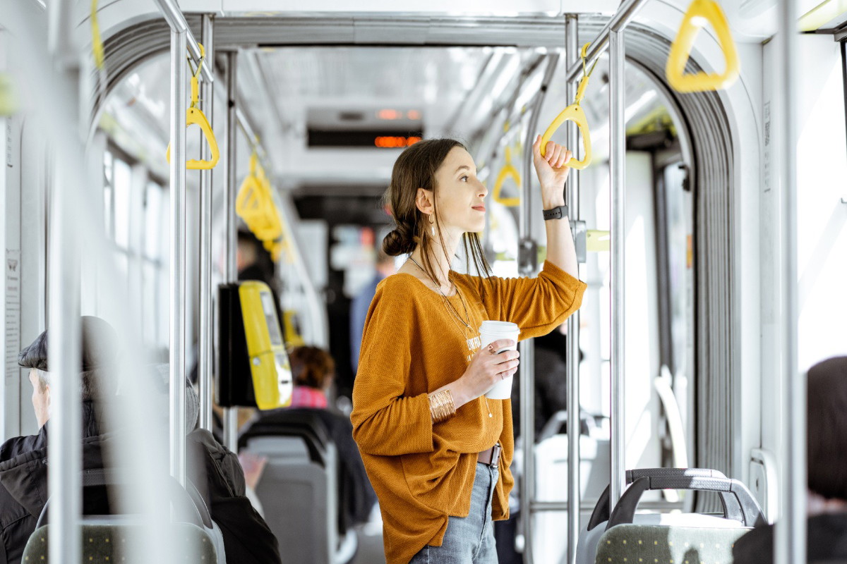 Czy za jedzenie i picie w tramwaju grozi ci kara? Odpowiedź nie jest oczywista