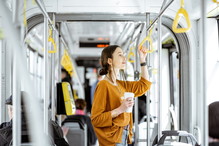 Czy za jedzenie i picie w tramwaju grozi ci kara? Odpowiedź nie jest oczywista
