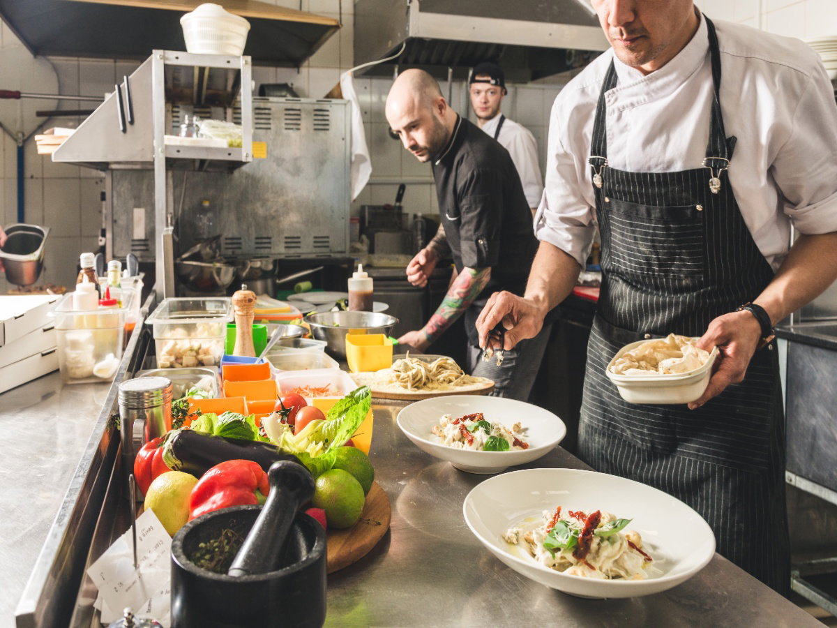 Tak naprawdę wygląda praca w gastronomii. Czy można tam dobrze zarobić?