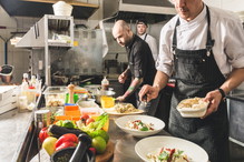 Tak naprawdę wygląda praca w gastronomii. Czy można tam dobrze zarobić?