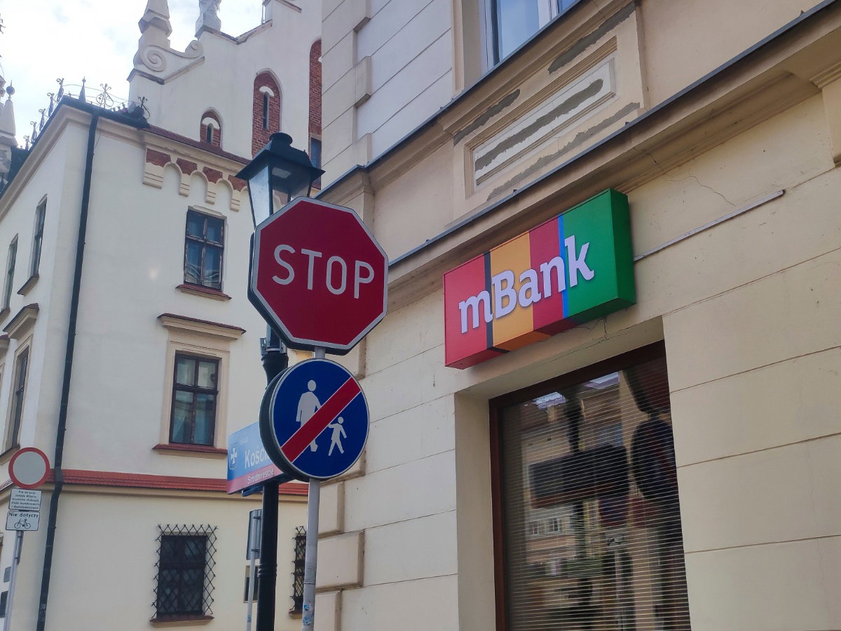 Chciał założyć na konto, bank odmówił. W internecie fala komentarzy