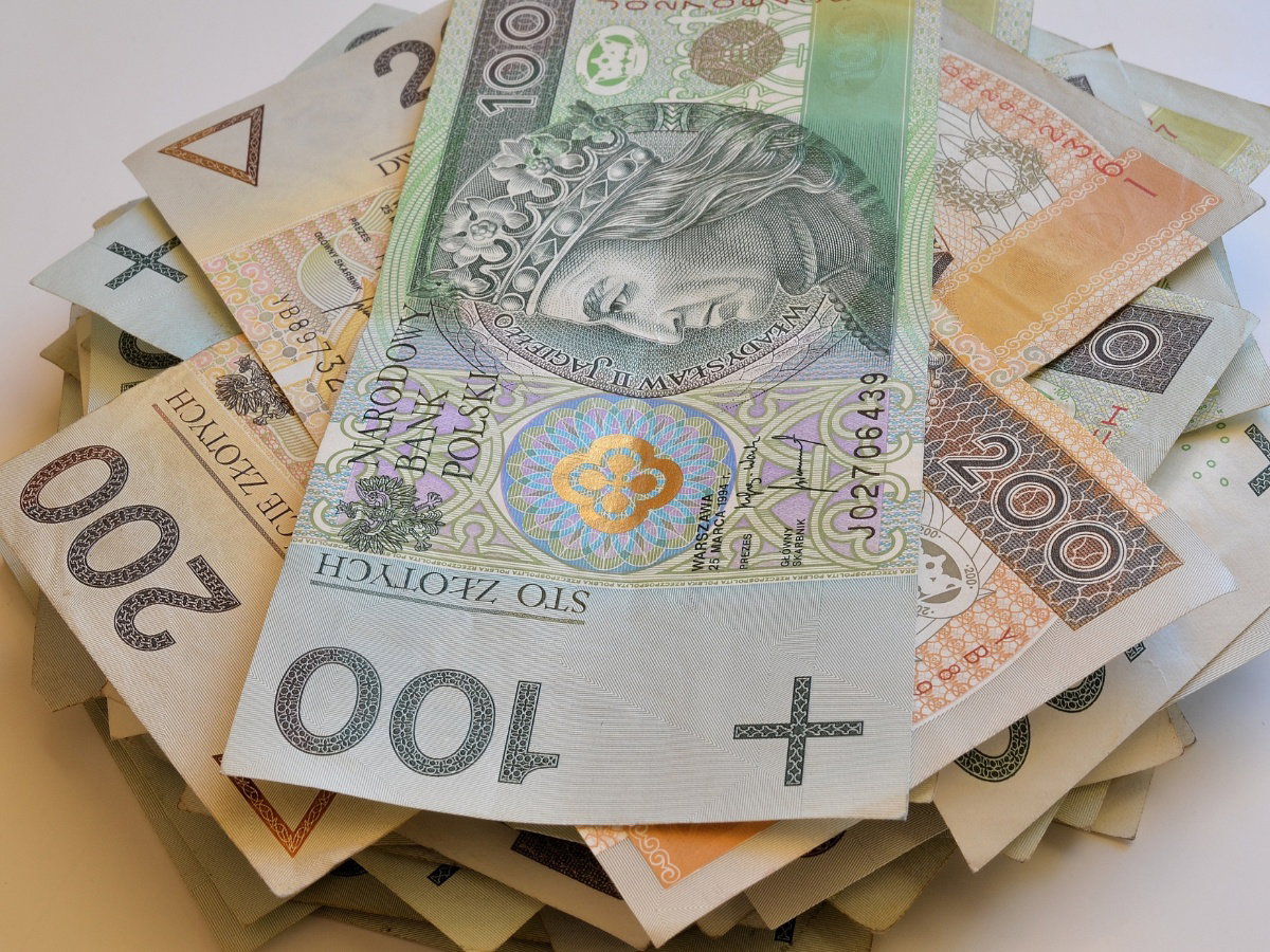 Emeryci i renciści mogą dostać dodatkowe 300 zł. To świadczenie jest również dziedziczne