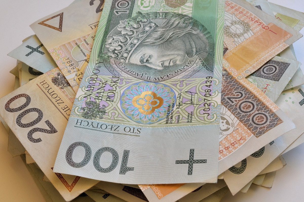 Emeryci i renciści mogą dostać dodatkowe 300 zł. To świadczenie jest również dziedziczne