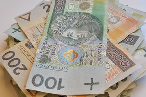 Emeryci i renciści mogą dostać dodatkowe 300 zł. To świadczenie jest również dziedziczne
