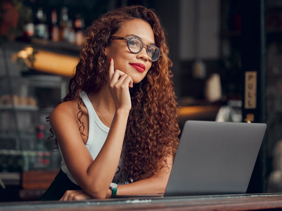 zamyślona dziewczyna flirtuje przez internet