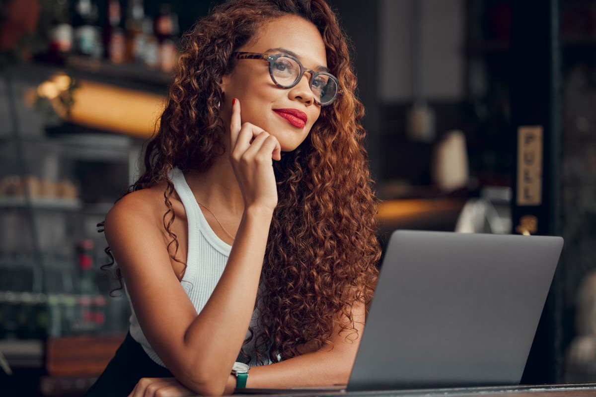 zamyślona dziewczyna flirtuje przez internet