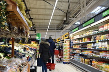 Seniorzy mogą płacić mniej za zakupy. Wystarczy zrobić jedną prostą rzecz