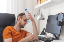 Upał w pracy jest nie do zniesienia? Ministerstwo zapowiada korzystne zmiany dla pracowników