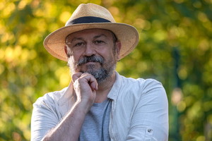 Zamyślony mężczyzna po 60