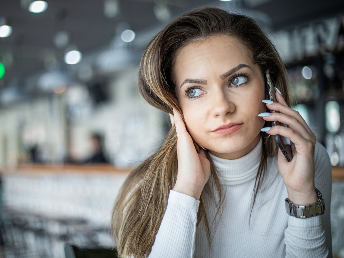 Zirytowana kobieta z telefonem