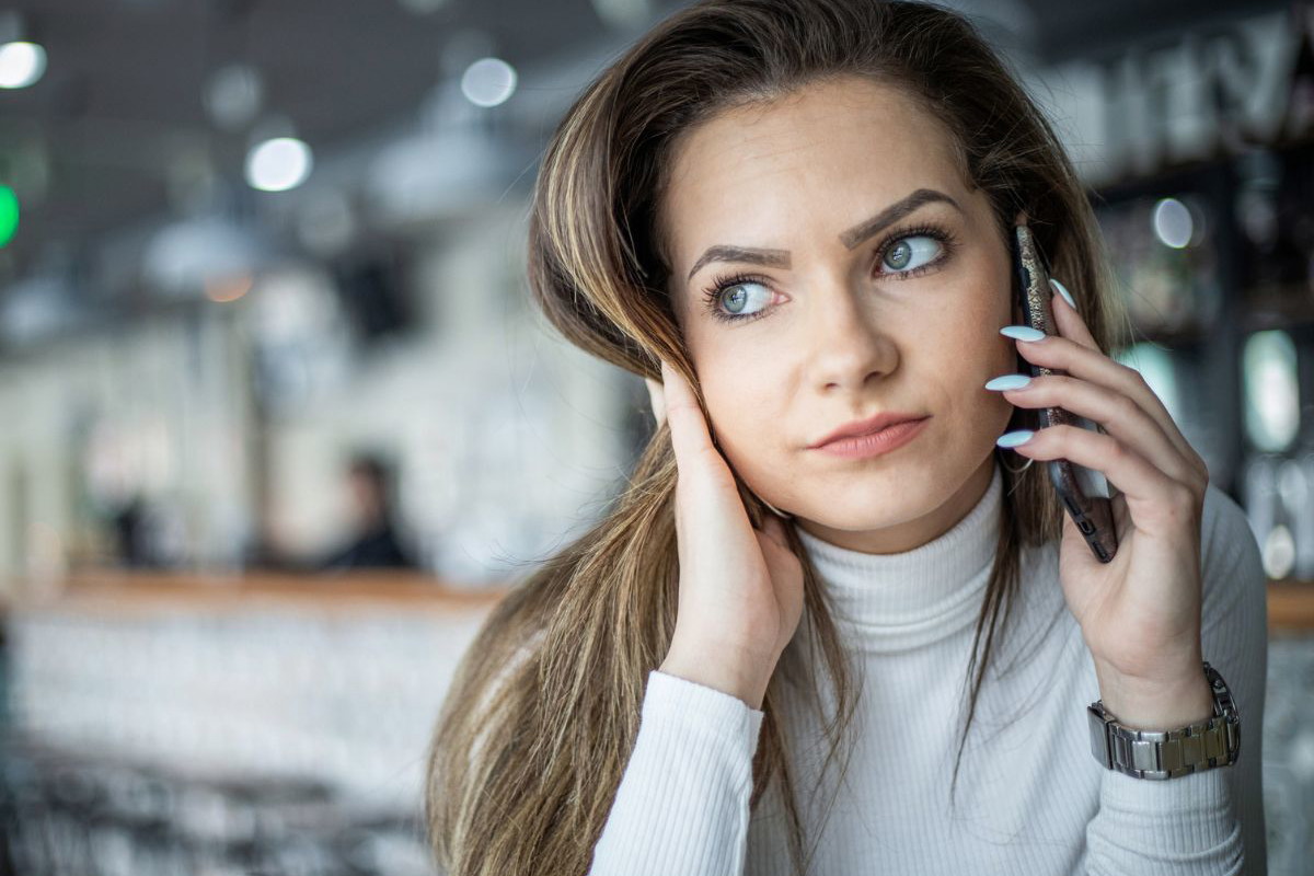 Zirytowana kobieta z telefonem