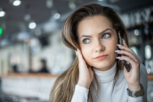 Zirytowana kobieta z telefonem
