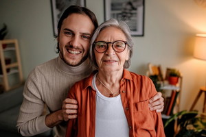 Babcia z dorosłym wnukiem