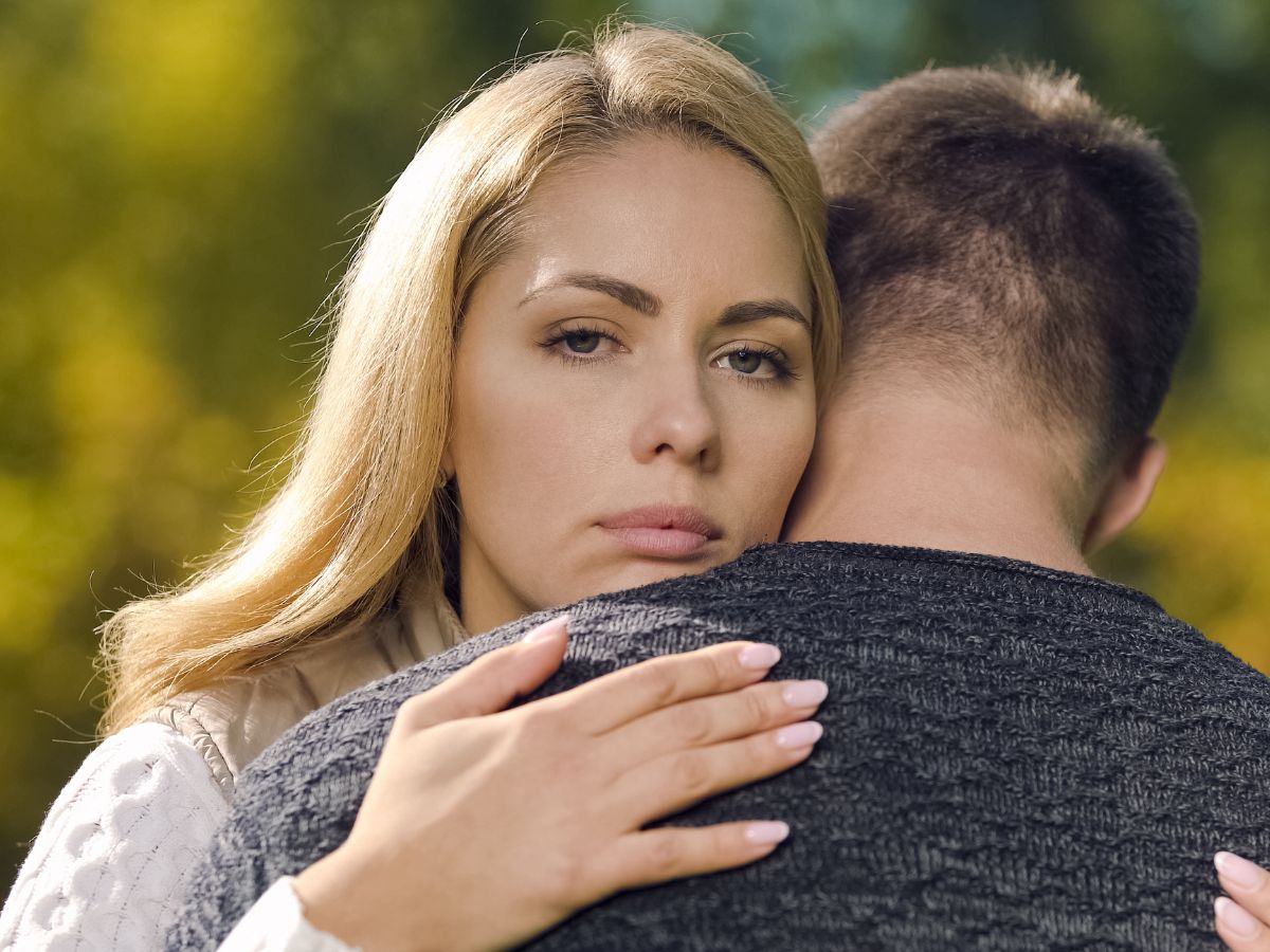 Smutna kobieta przy mężczyźnie