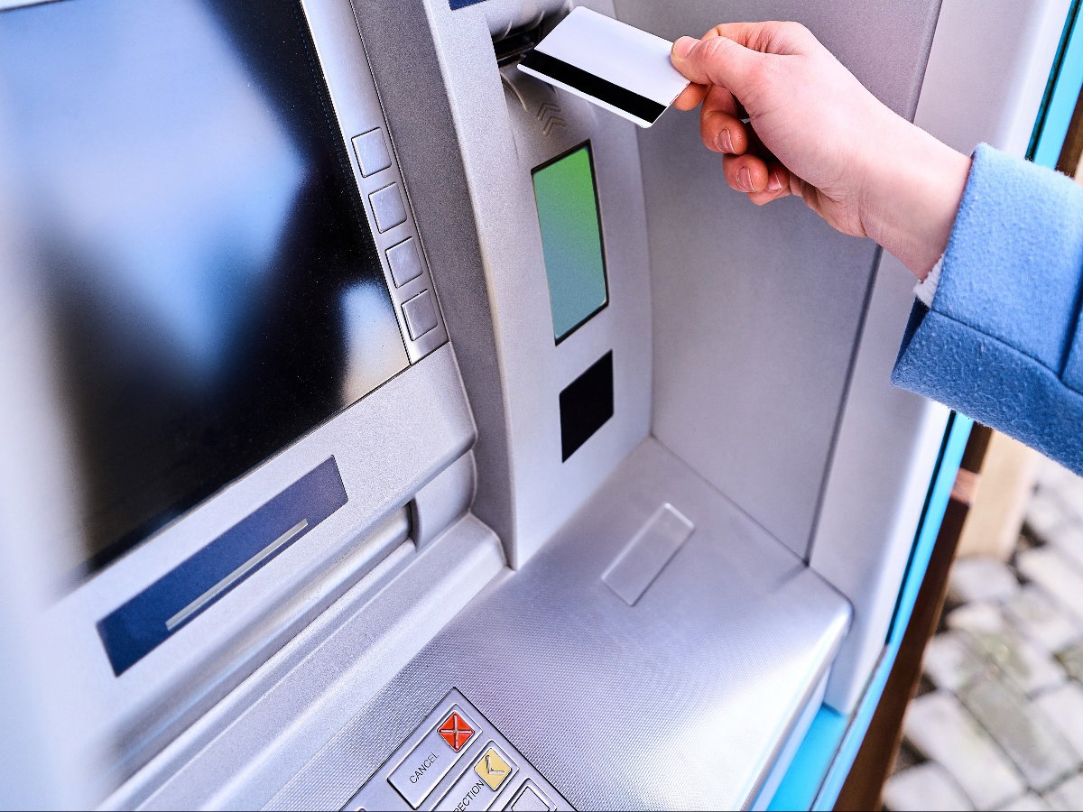 Polacy zostaną bez gotówki? Znana sieć likwiduje kolejne bankomaty