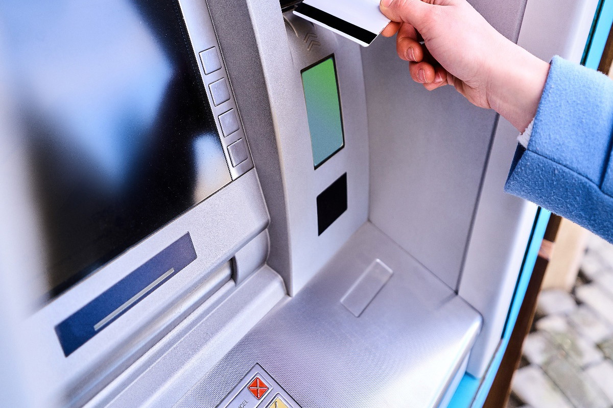 Polacy zostaną bez gotówki? Znana sieć likwiduje kolejne bankomaty