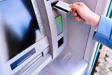 Polacy zostaną bez gotówki? Znana sieć likwiduje kolejne bankomaty