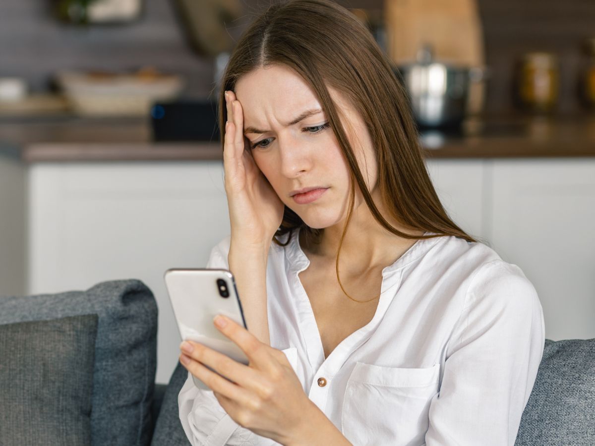 kobieta przegląda telefon