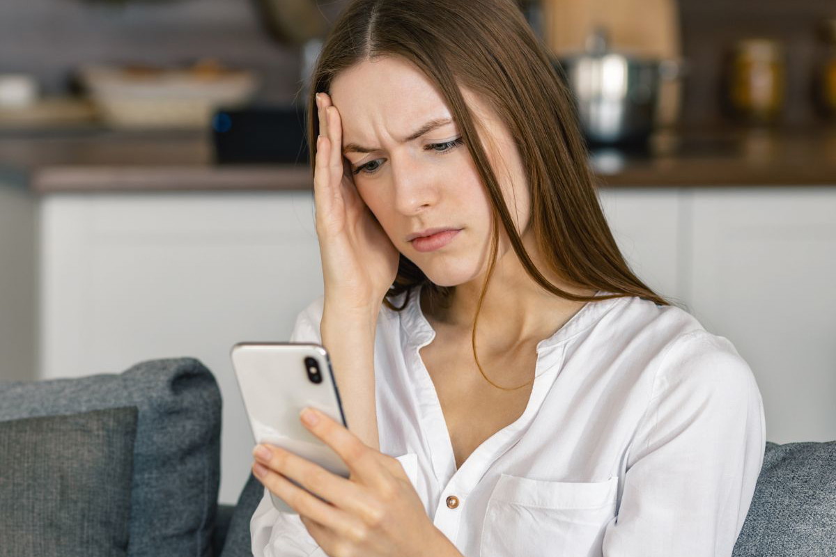 kobieta przegląda telefon