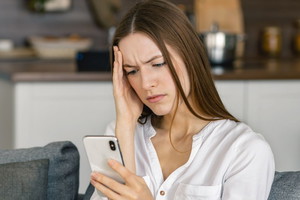 kobieta przegląda telefon