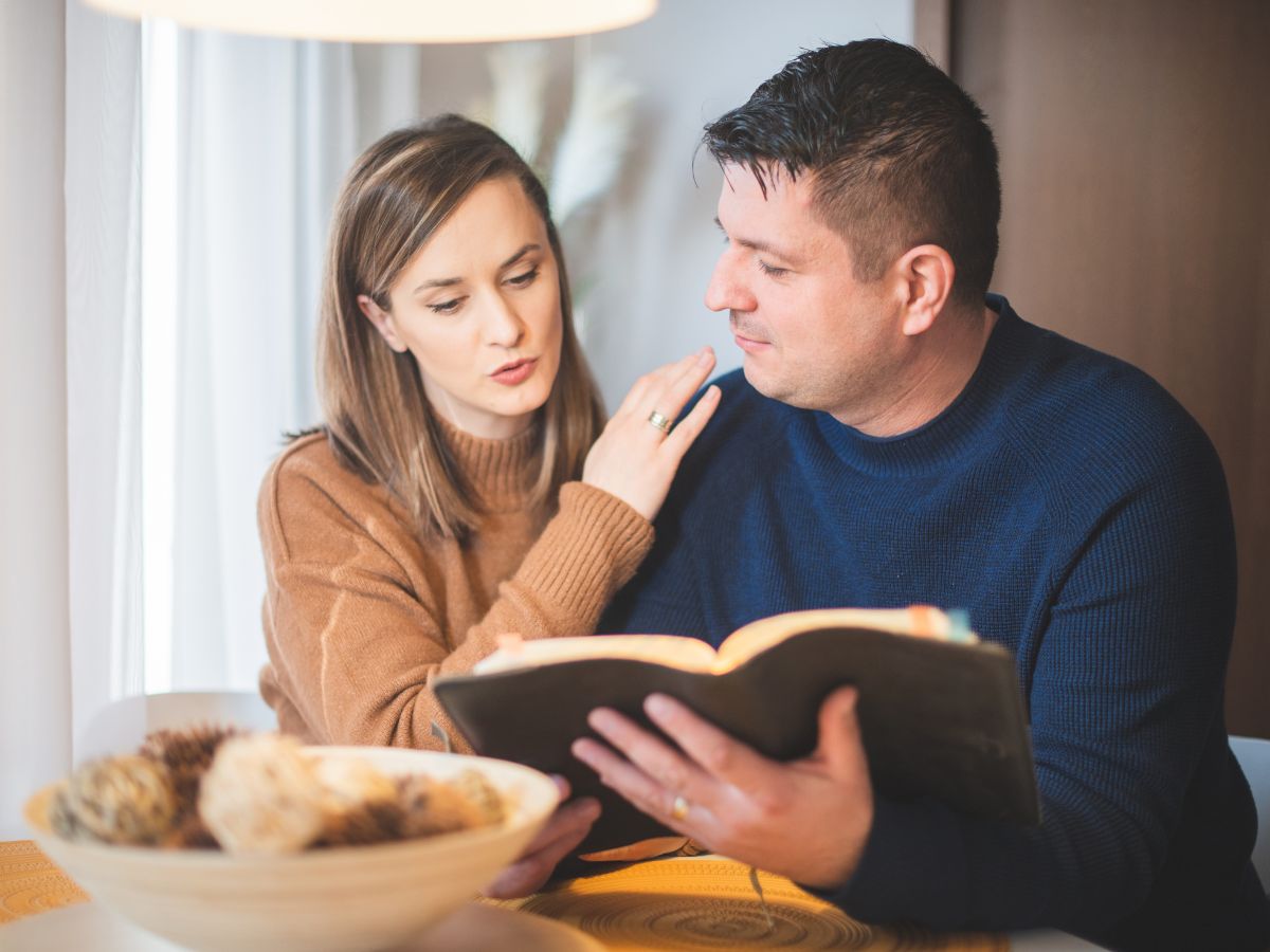 małżeństwo czyta Biblię