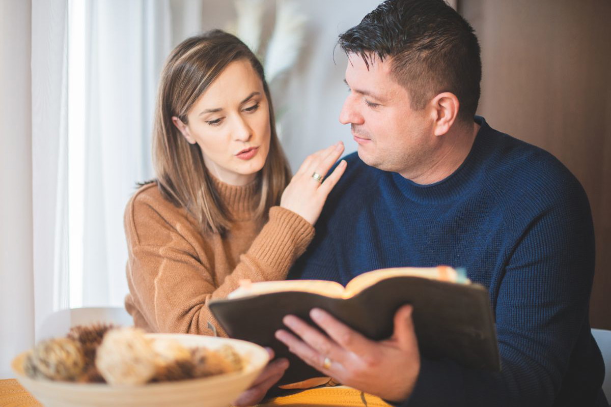 małżeństwo czyta Biblię