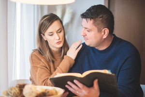 małżeństwo czyta Biblię