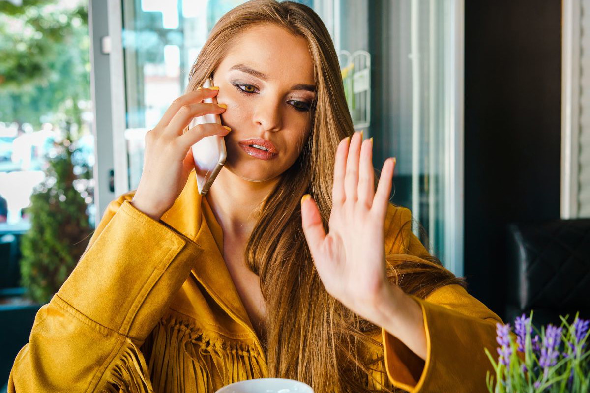 kobieta rozmawia przez telefon