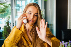 kobieta rozmawia przez telefon