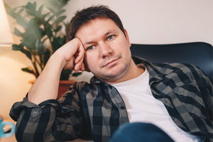 Zamyślony facet