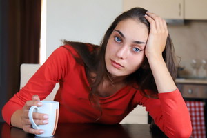 Zmartwiona kobieta w kuchni