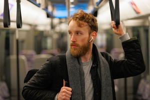Facet w autobusie