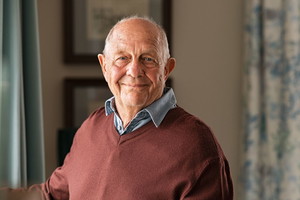 uśmiechnięty senior