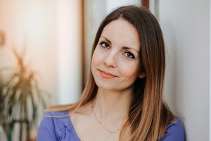 Uśmiechnięta kobieta rozwód