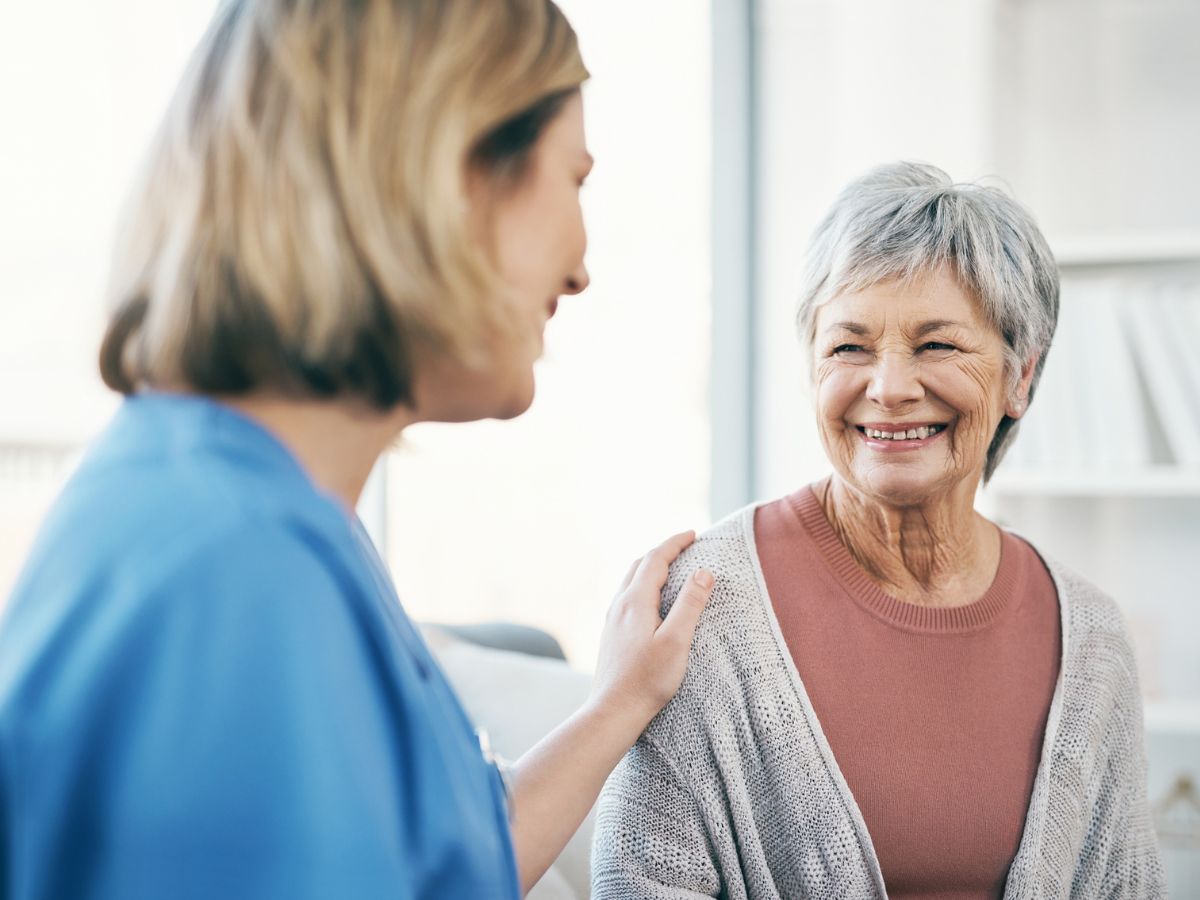 Kobieta opiekuje się seniorką