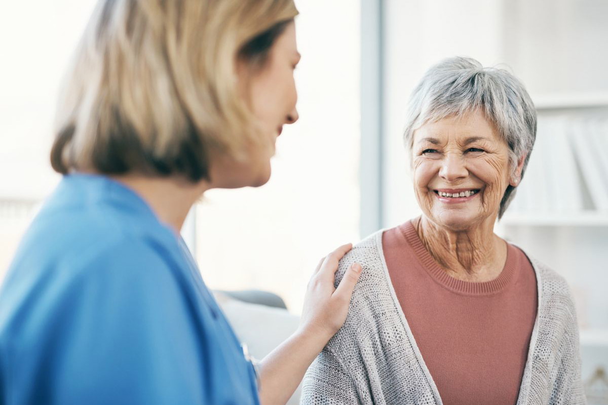 Kobieta opiekuje się seniorką