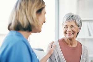 Kobieta opiekuje się seniorką