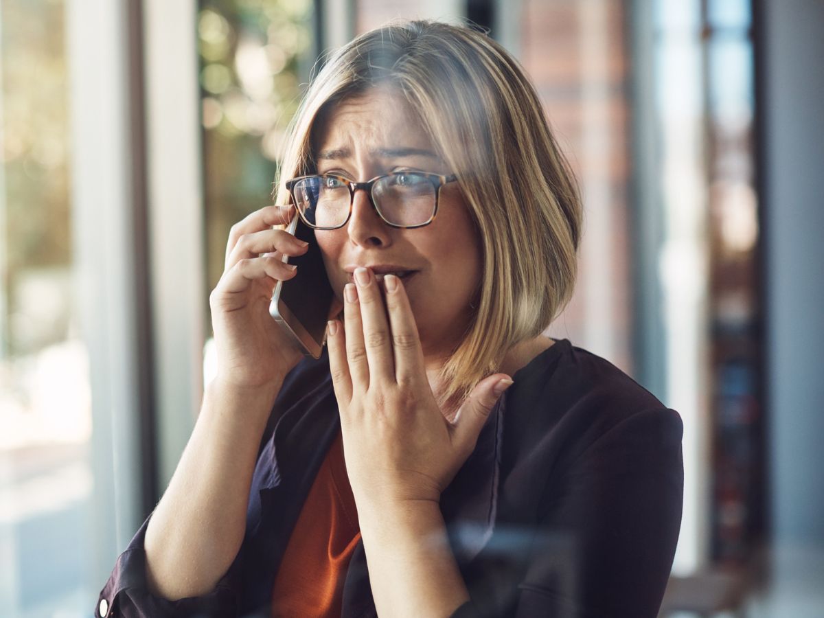 Kobieta rozmawia przez telefon