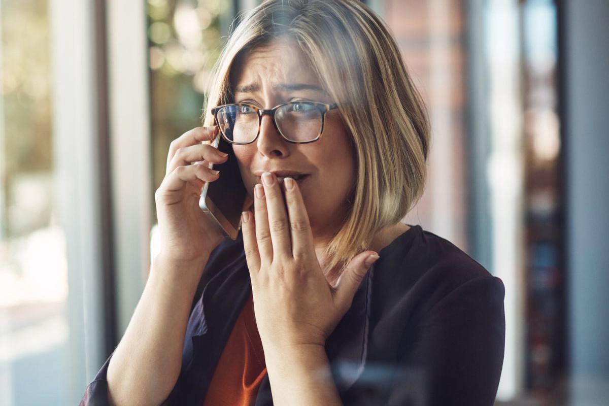 Kobieta rozmawia przez telefon