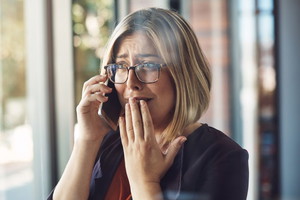 Kobieta rozmawia przez telefon