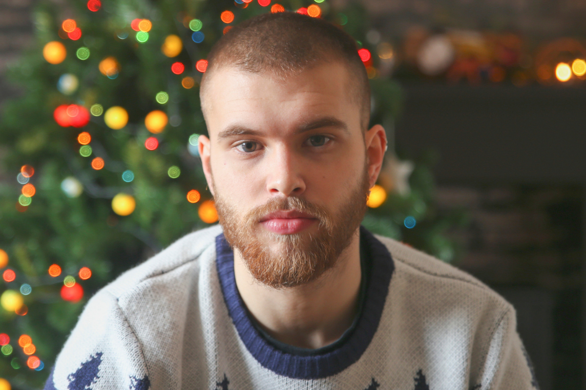 młody chłopak z choinką