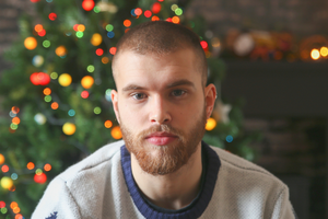młody chłopak z choinką