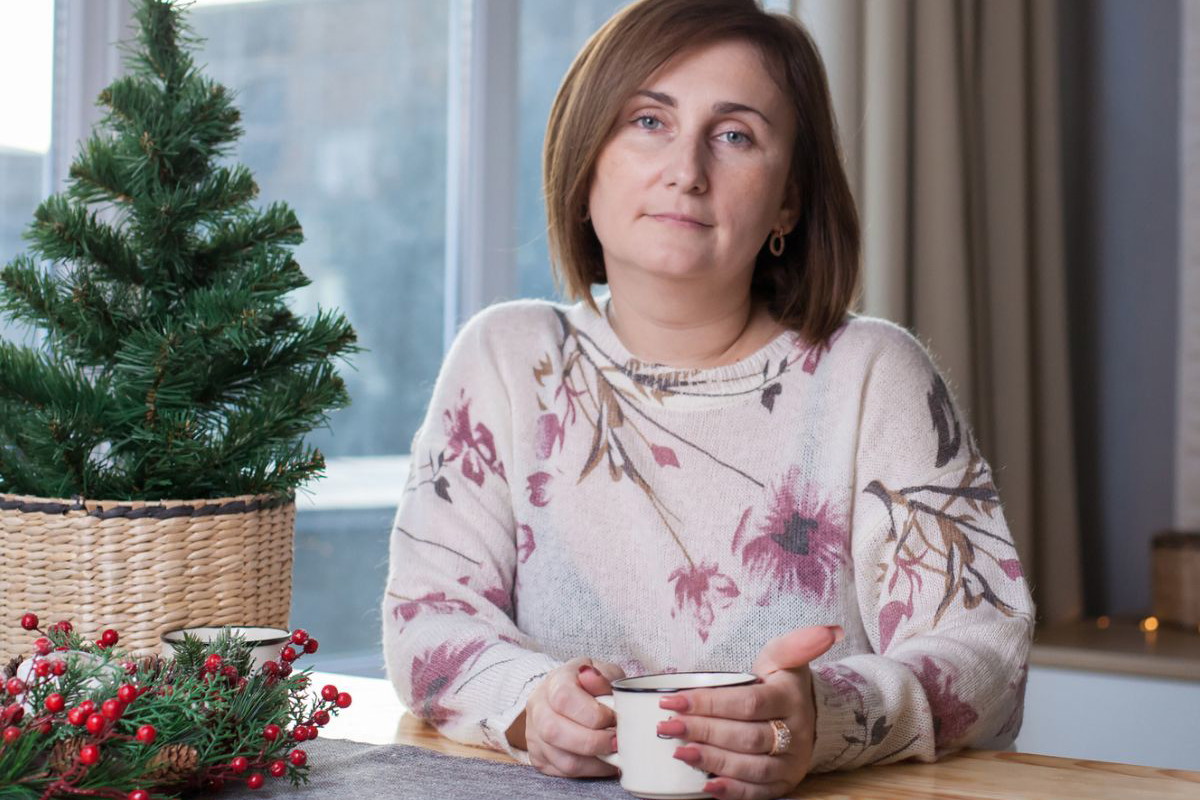 Smutna kobieta święta bn