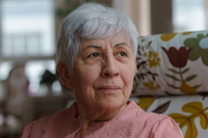 Starsza kobieta 85