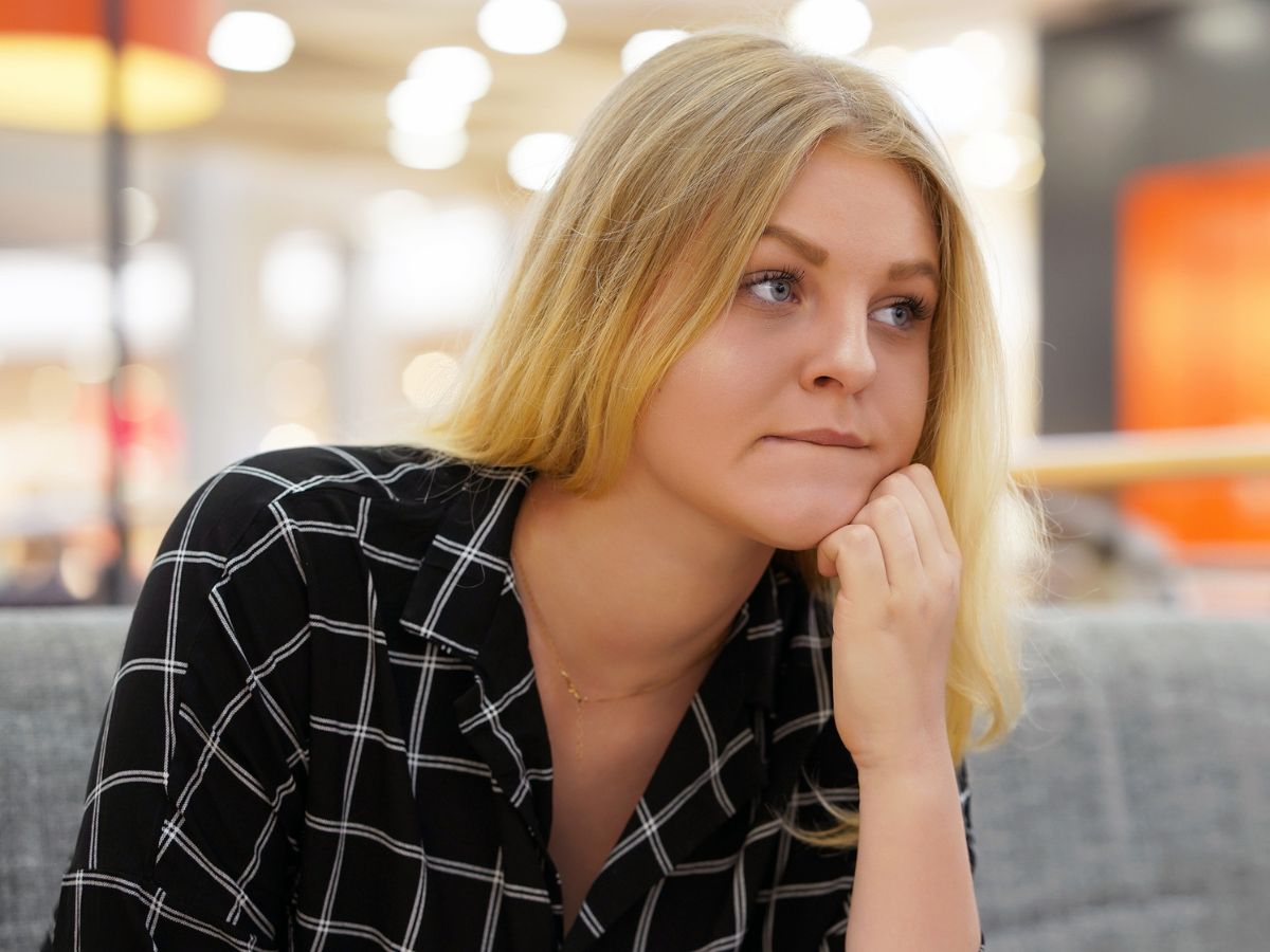 Kobieta blondynka smutna