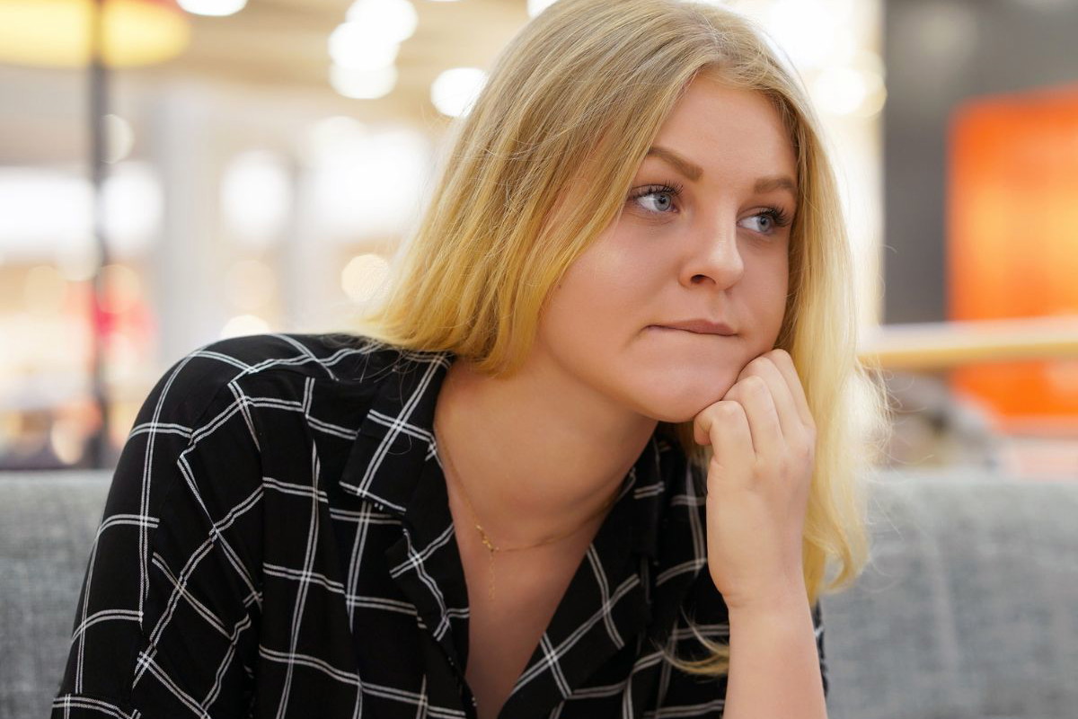 Kobieta blondynka smutna