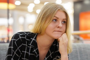 Kobieta blondynka smutna
