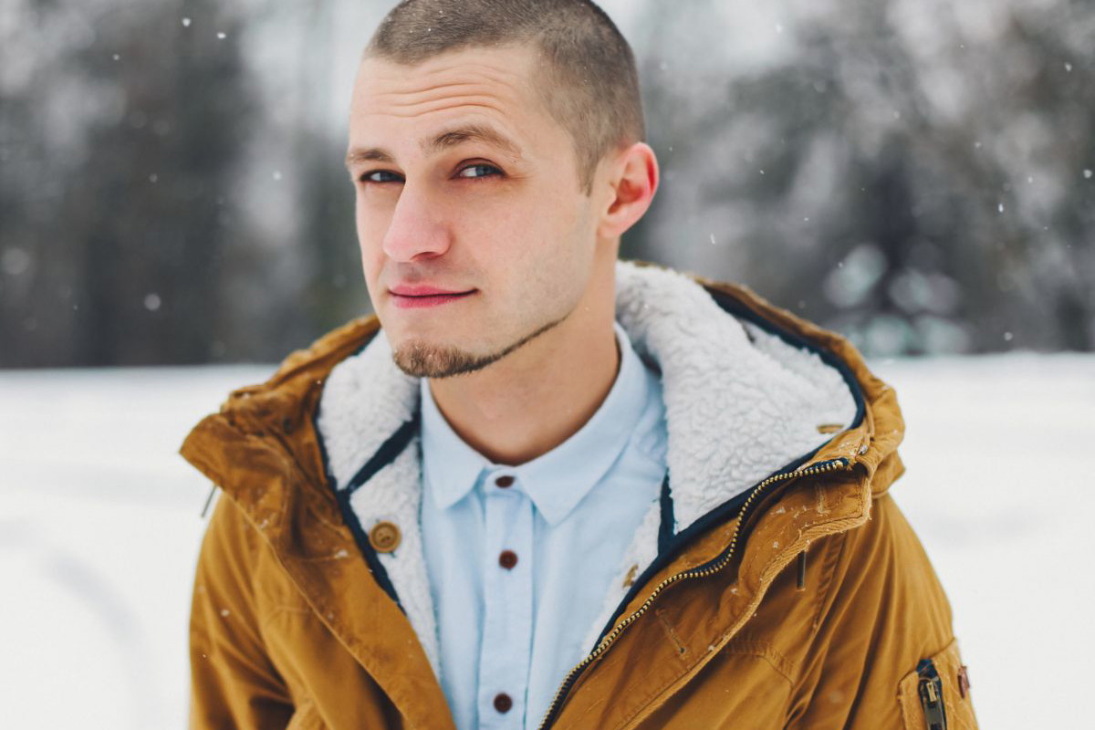 Zamyślony młody mężczyzna