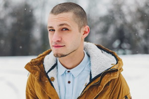 Zamyślony młody mężczyzna